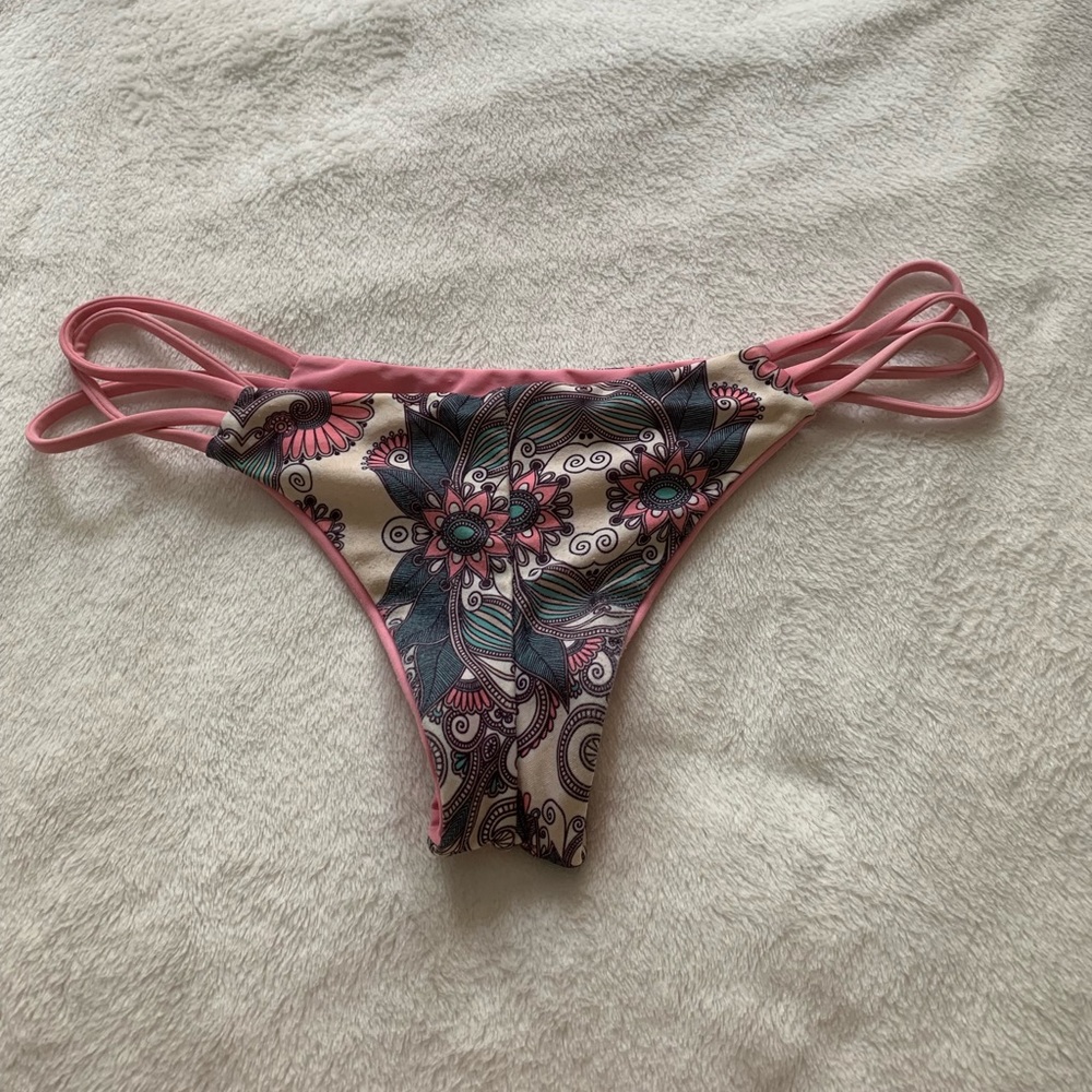 Reversible bikini bottoms